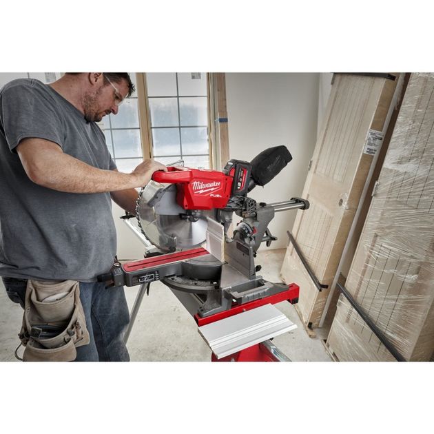Торцовочная пила MILWAUKEE M18 FMS305-121 4933471122, фото , изображение 2 | SNABZHENIE.com.ua Торцовочная пила MILWAUKEE M18 FMS305-121 4933471122, фото , изображение 2 | SNABZHENIE.com.ua