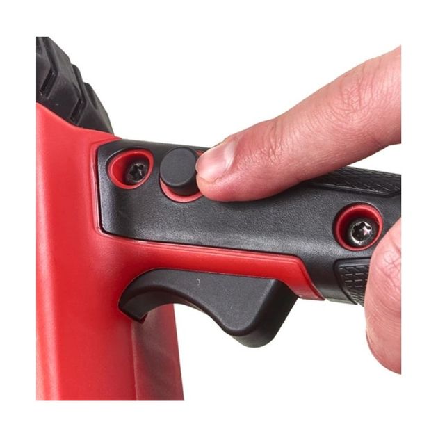 Акумуляторна ланцюгова пила з шиною 30 см M18 FUEL™ MILWAUKEE 4933471442, фото , зображення 4 | SNABZHENIE.com.ua Акумуляторна ланцюгова пила з шиною 30 см M18 FUEL™ MILWAUKEE 4933471442, фото , зображення 4 | SNABZHENIE.com.ua