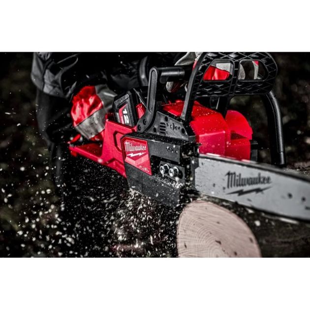 Акумуляторна ланцюгова пила з шиною 30 см M18 FUEL™ MILWAUKEE 4933471442, фото , зображення 7 | SNABZHENIE.com.ua Акумуляторна ланцюгова пила з шиною 30 см M18 FUEL™ MILWAUKEE 4933471442, фото , зображення 7 | SNABZHENIE.com.ua