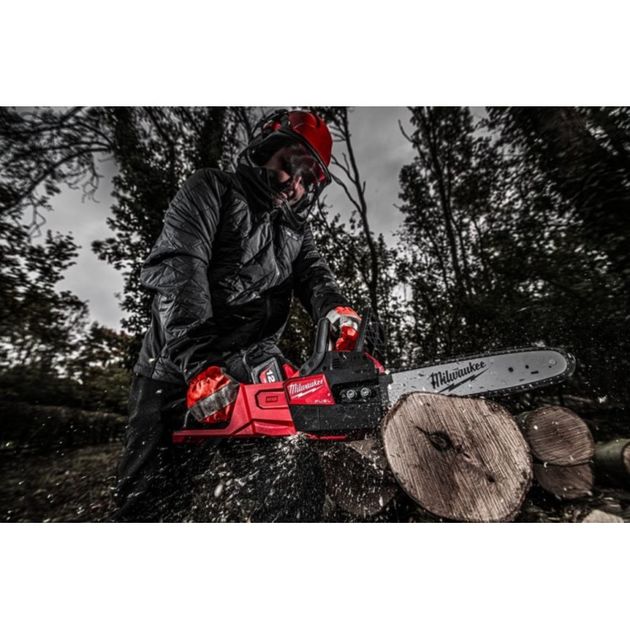 Акумуляторна ланцюгова пила з шиною 30 см M18 FUEL™ MILWAUKEE 4933471442, фото , зображення 6 | SNABZHENIE.com.ua Акумуляторна ланцюгова пила з шиною 30 см M18 FUEL™ MILWAUKEE 4933471442, фото , зображення 6 | SNABZHENIE.com.ua