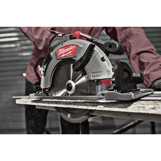 Циркулярная пила MILWAUKEE M18 FCSG66-121C FUEL 66мм для дерева и пластика, фото , изображение 7 | SNABZHENIE.com.ua Циркулярная пила MILWAUKEE M18 FCSG66-121C FUEL 66мм для дерева и пластика, фото , изображение 7 | SNABZHENIE.com.ua