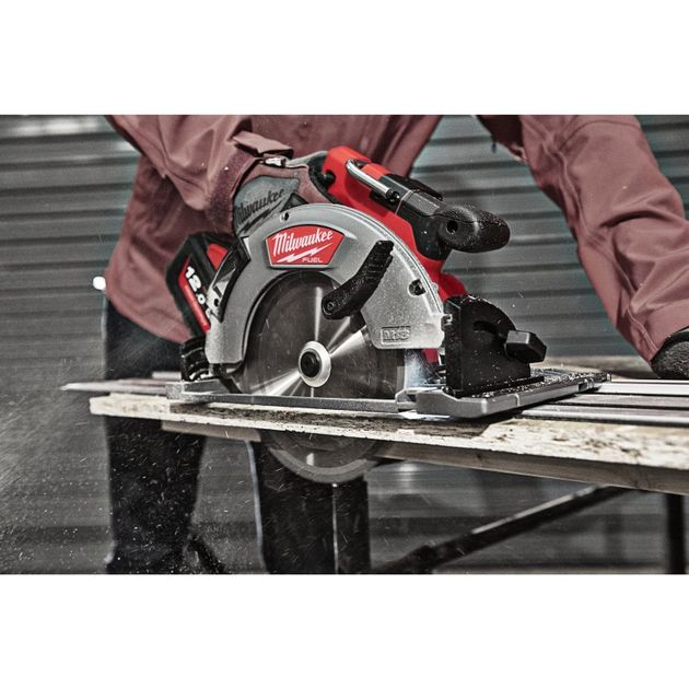 Циркулярная пила MILWAUKEE M18 FCSG66-121C FUEL 66мм для дерева и пластика, фото , изображение 6 | SNABZHENIE.com.ua Циркулярная пила MILWAUKEE M18 FCSG66-121C FUEL 66мм для дерева и пластика, фото , изображение 6 | SNABZHENIE.com.ua