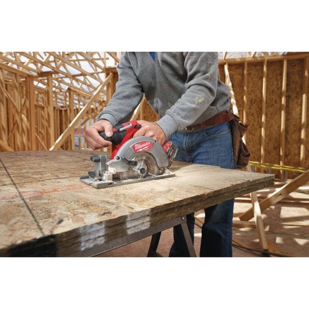 Циркулярная пила MILWAUKEE M18 FUEL CCS55-502X 4933451376, фото , изображение 3 | SNABZHENIE.com.ua Циркулярная пила MILWAUKEE M18 FUEL CCS55-502X 4933451376, фото , изображение 3 | SNABZHENIE.com.ua