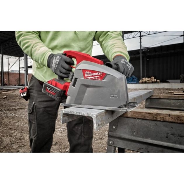 Циркулярная пила по металлу MILWAUKEE M18 FUEL FMCS66 66мм, фото , изображение 5 | SNABZHENIE.com.ua Циркулярная пила по металлу MILWAUKEE M18 FUEL FMCS66 66мм, фото , изображение 5 | SNABZHENIE.com.ua
