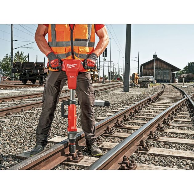 Гайковерт залізничний акумуляторний 1'' (2000 Нм) MILWAUKEE M18 FHIWF1R-122C, фото , зображення 4 | SNABZHENIE.com.ua