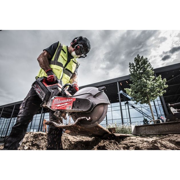 Каска захисна BOLT100™ вентильована для промислового альпінізму чорна MILWAUKEE, фото , зображення 2 | SNABZHENIE.com.ua Каска захисна BOLT100™ вентильована для промислового альпінізму чорна MILWAUKEE, фото , зображення 2 | SNABZHENIE.com.ua