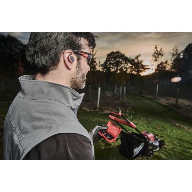 Наушники для роботи з захистом слуху MILWAUKEE REDLITHIUM L4 RLEPB-301 USB Bluetooth, фото , зображення 4 | SNABZHENIE.com.ua Наушники для роботи з захистом слуху MILWAUKEE REDLITHIUM L4 RLEPB-301 USB Bluetooth, фото , зображення 4 | SNABZHENIE.com.ua