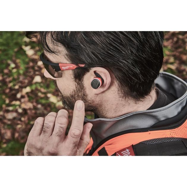Наушники для роботи з захистом слуху MILWAUKEE REDLITHIUM L4 RLEPB-301 USB Bluetooth, фото , зображення 5 | SNABZHENIE.com.ua Наушники для роботи з захистом слуху MILWAUKEE REDLITHIUM L4 RLEPB-301 USB Bluetooth, фото , зображення 5 | SNABZHENIE.com.ua