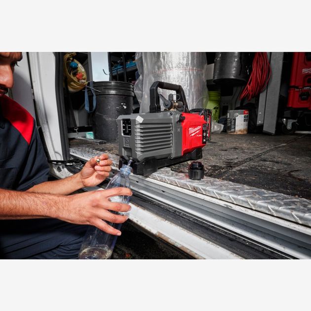 Вакуумный насос MILWAUKEE M18 FVP5-0 с адаптером, фото , изображение 7 | SNABZHENIE.com.ua Вакуумный насос MILWAUKEE M18 FVP5-0 с адаптером, фото , изображение 7 | SNABZHENIE.com.ua