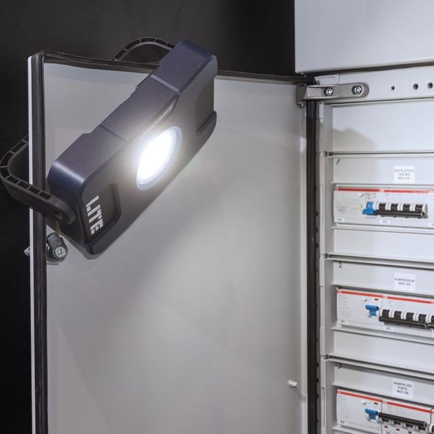Прожектор переносной 2000 Лм с диммером и USB FLOOD LITE M SCANGRIP, фото , изображение 2 | SNABZHENIE.com.ua Прожектор переносной 2000 Лм с диммером и USB FLOOD LITE M SCANGRIP, фото , изображение 2 | SNABZHENIE.com.ua