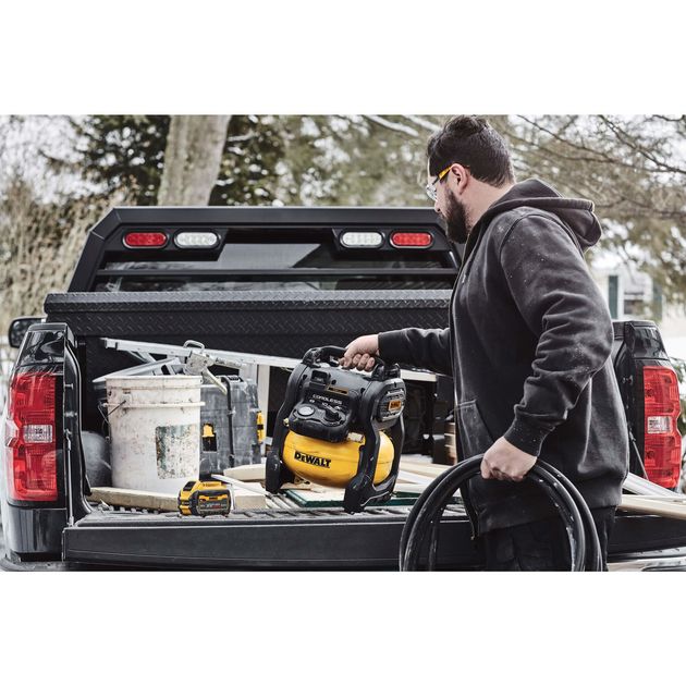 Компресор повітряний акумуляторний DeWALT DCC1018N, фото , зображення 9 | SNABZHENIE.com.ua Компресор повітряний акумуляторний DeWALT DCC1018N, фото , зображення 9 | SNABZHENIE.com.ua