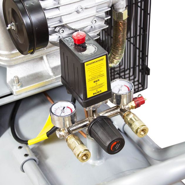 Компресор ремінний трьохциліндровий 380В 3кВт 610л/хв 10бар 135л SIGMA (7044711), фото , зображення 6 | SNABZHENIE.com.ua