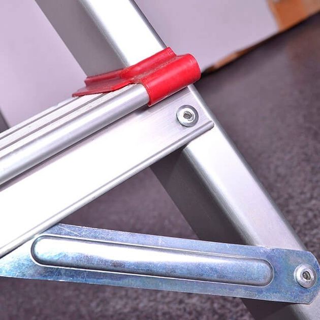 Стремянка алюминиевая INTERTOOL LT-1006, 6 ступеней, 1280 мм, фото , изображение 4 | SNABZHENIE.com.ua Стремянка алюминиевая INTERTOOL LT-1006, 6 ступеней, 1280 мм, фото , изображение 4 | SNABZHENIE.com.ua