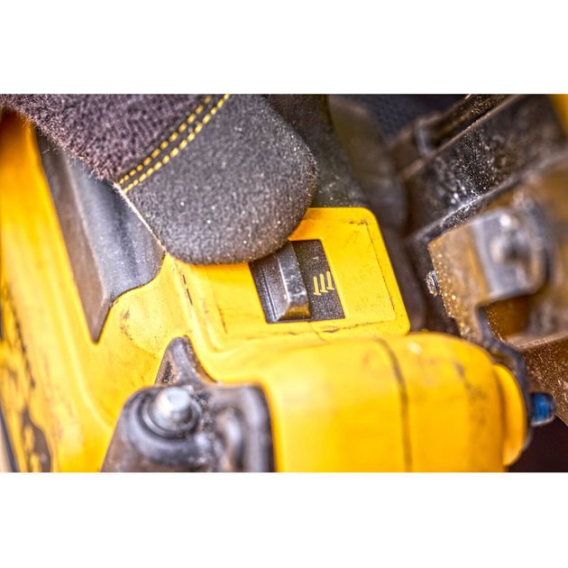 Пістолет гвоздезабивний акумуляторний безщітковий DeWALT DCN930N, фото , зображення 10 | SNABZHENIE.com.ua Пістолет гвоздезабивний акумуляторний безщітковий DeWALT DCN930N, фото , зображення 10 | SNABZHENIE.com.ua
