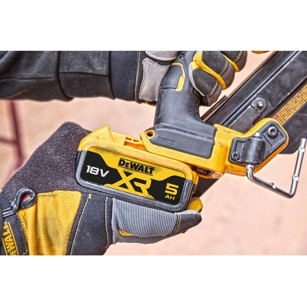 Пістолет для забивання цвяхів акумуляторний безщітковий DeWALT DCN930P2, фото , зображення 8 | SNABZHENIE.com.ua Пістолет для забивання цвяхів акумуляторний безщітковий DeWALT DCN930P2, фото , зображення 8 | SNABZHENIE.com.ua